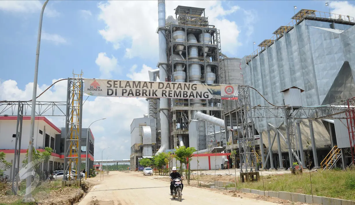 Pekerja melintasi pintu masuk pabrik PT Semen Indonesia di Rembang, Jawa Tengah, Kamis (16/3). Tahapan pembangunan pabrik semen yang dibangun di atas seluas 57 hektare tersebut telah mencapai 96,63 persen. (Liputan6.com/Gempur M Surya)