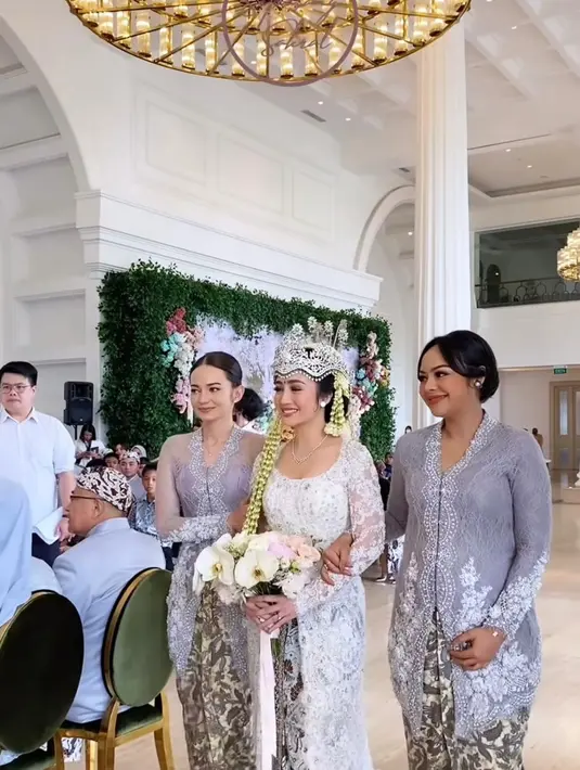 Pada momen sakral pernikahan Febby Rastanty dan Drajad Djumantara yang digelar pada Sabtu, 9 November 2024, kehadiran sahabat-sahabat terdekat memberikan kehangatan [@enzystoria/@philipekarunia].