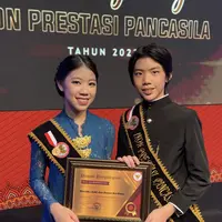 Kakak adik peraih 100 medali olimpiade matematika dan sains internasional baru saja dianugerahi Ikon Prestasi Pancasila dan jadi yang termuda dalam balutan busana nasional (Foto: Instagram @mischkadevon)