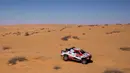 Pembalap Toyota Gazoo Racing Frenando Alonso dan Marc Coma bersaing pada stage kelima Reli Dakar 2020 antara Al Ula dan Hail di Arab Saudi, Kamis (9/1/2020). Dalam ajang ini Frenando Alonso dan Marc Coma mengendarai mobil pickup Toyota Hilux. (AP Photo/Bernat Armangue)