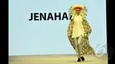 Model berjalan memperagakan koleksi rancangan Jenahara bertema "Nostalgic Journey" pada ajang Indonesia Fashion Week 2015 di JCC Senayan, Jakarta, Kamis (28/2/2015). (Liputan6.com/Panji Diksana)