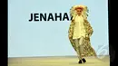 Model berjalan memperagakan koleksi rancangan Jenahara bertema "Nostalgic Journey" pada ajang Indonesia Fashion Week 2015 di JCC Senayan, Jakarta, Kamis (28/2/2015). (Liputan6.com/Panji Diksana)