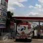 Aktivitas mobil tangki milik Pertamina di Depo Pertamina Plumpang, Jakarta Utara, Selasa (1/11). Meski adanya aksi mogok kerja Awak Mobil Tangki (AMT), di lokasi masih ada mobil-mobil tangki milik Pertamina yang beroperasi. (Liputan6.com/Faizal Fanani)