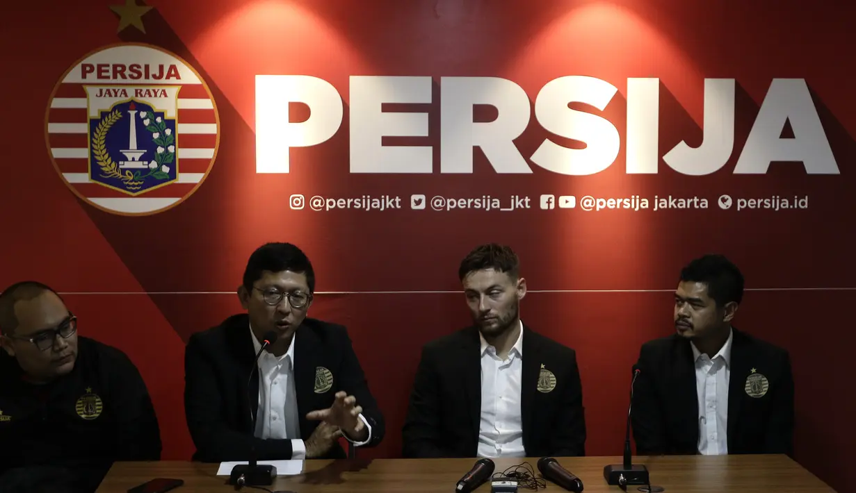 Presiden Persija Jakarta, Mohamad Prapanca, saat memperkenalkan Marc Anthony Klok di Kantor Persija, Jakarta, Sabtu (31/1). Persija resmi memboyong Marc Klok dengan kontrak berdurasi empat musim.(Bola.com/Yoppy Renato)
