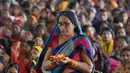 Umat Hindu mendengarkan seorang pemimpin agama Festival Magh Mela di Sangam, pertemuan Sungai Gangga - Sungai Yamuna, Prayagraj, Uttar Pradesh, India, 31 Januari 2023. Ratusan ribu peziarah Hindu diperkirakan akan berenang dalam pertemuan tersebut, berharap bisa menghapus dosa selama festival sebulan penuh. (AP Photo/Rajesh Kumar Singh)