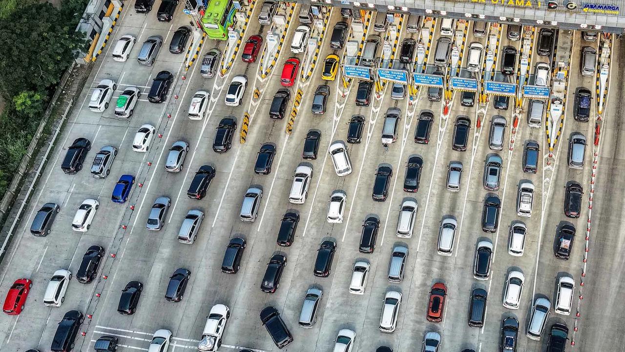 FOTO: Kemacetan Mengular di Gerbang Tol Cikampek Jelang Puncak Arus  Mudik Lebaran 2026