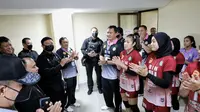 Tim bola voli putri Badan Intelijen Negara (BIN) O2C berhasil menjadi juara Livoli 2022 Divisi 1 dan mendapatkan apresiasi langsung dari Kepala BIN, Budi Gunawan (kiri, masker hitam). (Ist)