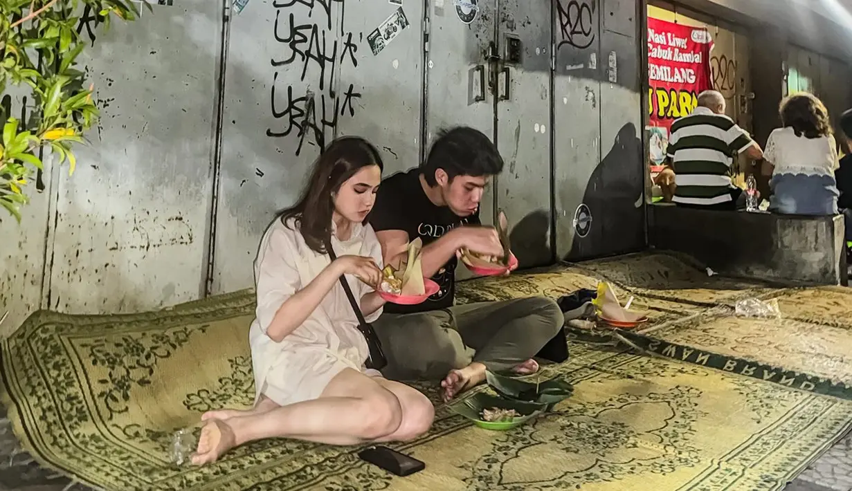 Momen makan nasi liwet ini menjadi perbincangan hangat di kalangan netizen. Banyak yang memuji sikap El dan Syifa yang tak segan-segan untuk menikmati makanan di tempat sederhana, meski mereka bisa saja memilih tempat makan mewah. Kesederhanaan ini dianggap sebagai salah satu nilai positif yang patut diacungi jempol, terutama bagi selebriti muda yang kerap menjadi panutan bagi banyak orang. (Liputan6.com/IG/@elelrumi)