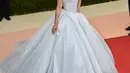 Aktris cantik Claire Danes menggunakan gaun ala Cinderella. Gaun rancangan desainer kondang ini dapat menyala dalam keadaan ruangan gelap. (AFP/Bintang.com)