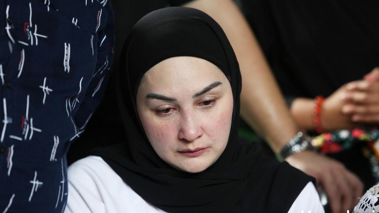 7 Potret Pemakaman Ayahanda Mona Ratuliu, Tangis Haru Iringi Kepergian Almarhum ke Peristirahatan Terakhir