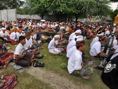 Ribuan umat Hindu melaksanakan ritual Melasti di Palu, Sulawesi Tengah, Kamis (19/3/2015). Ritual ini dilaksanakan untuk penyucian diri menyambut perayaan Hari Raya Nyepi Tahun Baru Saka 1937 pada Sabtu (21/3) mendatang.  (Liputan6.com/Dio Pratama)