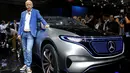CEO Daimler dan Kepala Mercedes-Benz, Dieter Zetsche, berpose di depan mobil Mercedes EQ Electric saat Mondial de l'Automobile di Paris Auto Show di Paris, Prancis (29/9). (REUTERS/Jacky Naegelen)