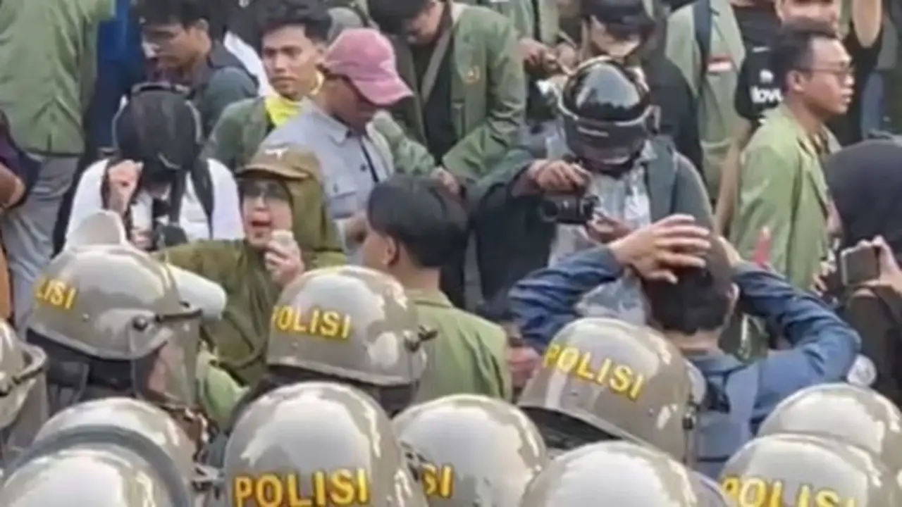 Momen seorang emak-emak berorasi di tengah mahasiswa terjadi saat pengunjuk rasa menggeruduk Polda Metro Jaya.