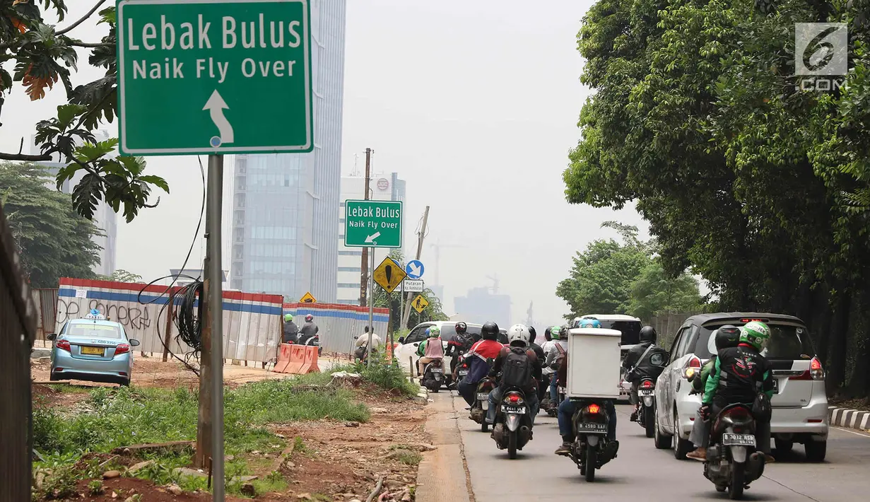 Kendaraan melintasi flyover Lebak Bulus di Jalan TB Simatupang, Jakarta Selatan, Kamis (19/10). Flyover ini diharapkan mampu mengurai kemacetan di Jalan TB Simatupang menuju Jalan RA Kartini, Lebak Bulus dan Ciputat. (Liputan6.com/Immanuel Antonius)