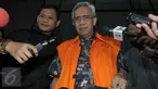 Djoko Pranomo enggan menjawab pertanyaan wartawan usai menjalani pemeriksaan sebagai tersangka dalam kasus dugaan korupsi Balai Pendidikan dan Pelatihan Ilmu Pelayaran Sorong tahap III, Jakarta, Rabu (2/3/2016). (Liputan6.com/Helmi Afandi)