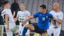 Penyerang Italia, Pietro Pellegri, berebut bola dengan gelandang Estonia, Markus Soomets, pada laga uji coba di Stadion Artemino Franchi, Kamis (12/11/2020) dini hari WIB. Italia menang 4-0 atas Estonia. (AFP/Alberto Pizzoli)