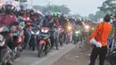 Sejumlah pemudik sepeda motor terjebak kemacetan di jalan Lamaran, Karawang, Sabtu (2/7). Kemacetan tersebut terjadi akibat pemisahan jalur antara roda dua dengan roda empat untuk mengantisipasi jalur mudik Pantura. (Liputan6.com/Gempur M Surya)