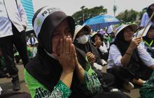 FOTO: Aksi Guru Madrasah Swasta di Depan Gedung DPR