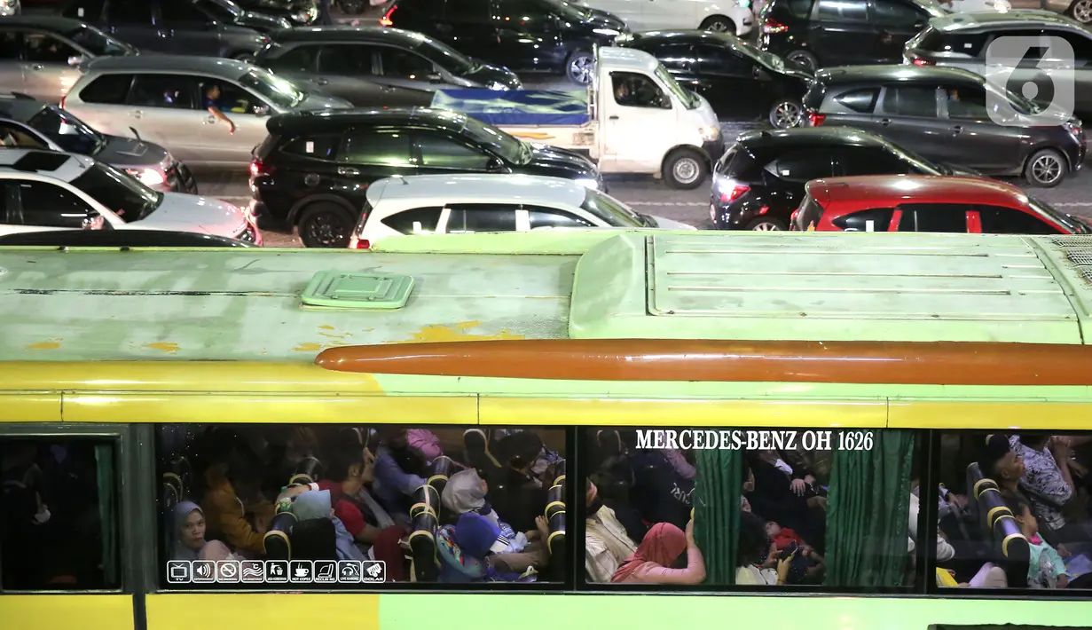 <p>Pemudik dengan menggunakan mobil dan bus menunggu antrean memasuki kapal "Roll on-Roll off" (RoRo) di Pelabuhan Merak, Banten, Kamis (28/4/2022). Jelang hari raya Idul Fitri, pemudik dengan kendaraan bermotor mulai memadati Pelabuhan Merak. Penumpukan kendaraan ini menyebabkan terjadinya antrean kendaraan yang panjang. (Liputan6.com/Angga Yuniar)</p>