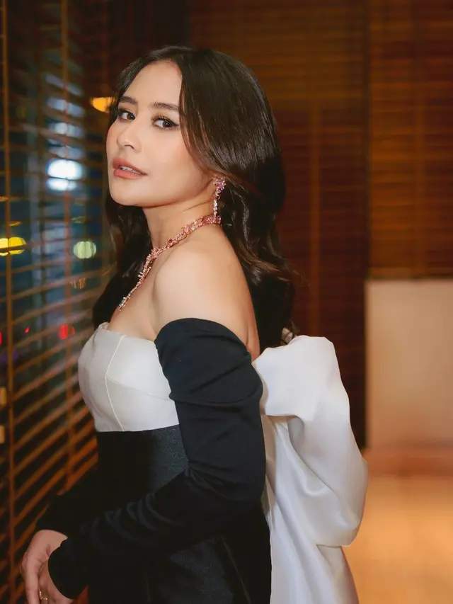 Adu Akting, Ini 7 Potret Prilly Latuconsina Bareng Refal Hady yang Bikin Baper