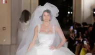 Koleksi busana pengantin Vivienne Westwood terbaru yang dipamerkan di Barcelona Bridal Fashion Week. (dok. Instagram @viviennewestwood/https://www.instagram.com/p/DI34J3qTNl2/?hl=en&amp;img_index=1/Dinny Mutiah)