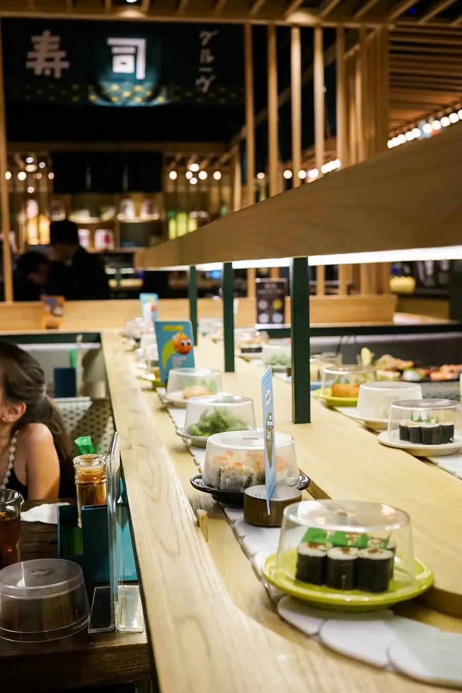 Partisipan harus bisa menghabiskan sebanyak mungkin sushi dalam waktu 10 menit untuk berkesempatan mendapatkan tiket traveling ke Jepang gratis dari Sushigroove.