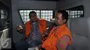 Tersangka Herry Setiadji (kiri) bersama Slamet Riyana (kanan), seusai menjalani pemeriksaan lanjutan di gedung KPK, Jakarta, Rabu (13/7). Keduanya terlibat dugaan kasus pemerasan wajib pajak. (Liputan6.com/Johan Tallo)