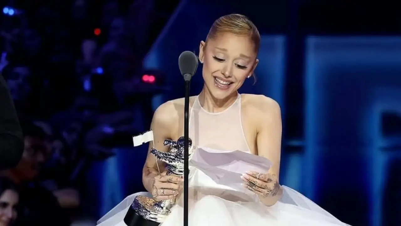 Bawa Pulang Piala, Ariana Grande Memukau Publik dengan 4 Penampilan Berbeda di MTV VMAs 2025