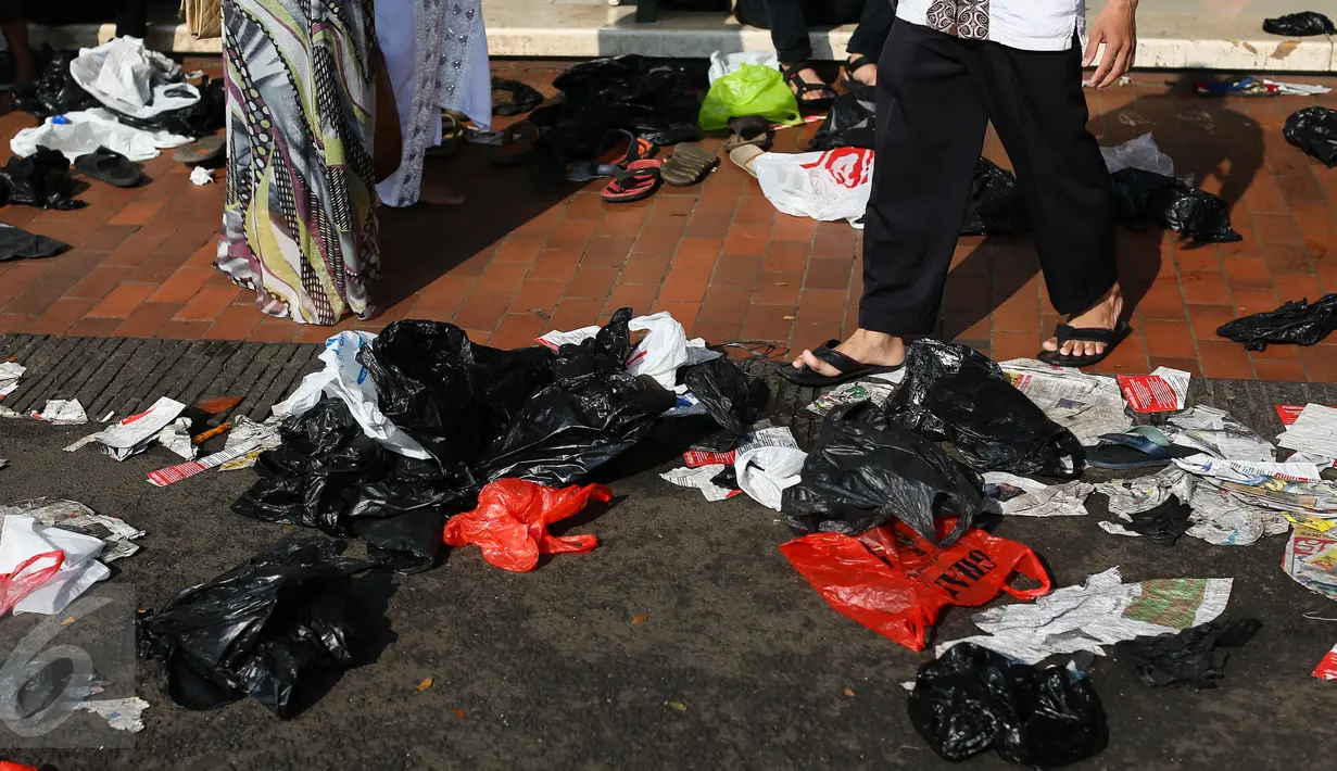 Puluhan sampah plastik berserakan usai pelaksanaan salat Idul Fitri di Masjid Istiqlal, Jakarta, Rabu (6/7). Sampah-sampah plastik bekas bungkus sepatu jemaah saat salat Id dibuang begitu saja di halaman masjid. (Liputan6.com/Faizal Fanani)