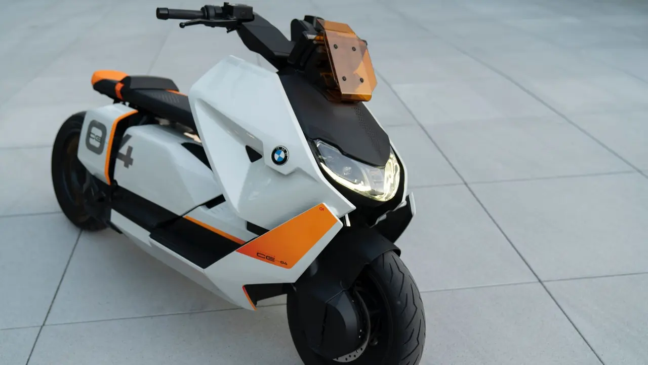 BMW Motorrad semakin siap meluncurkan skuter listrik Definition CE 04