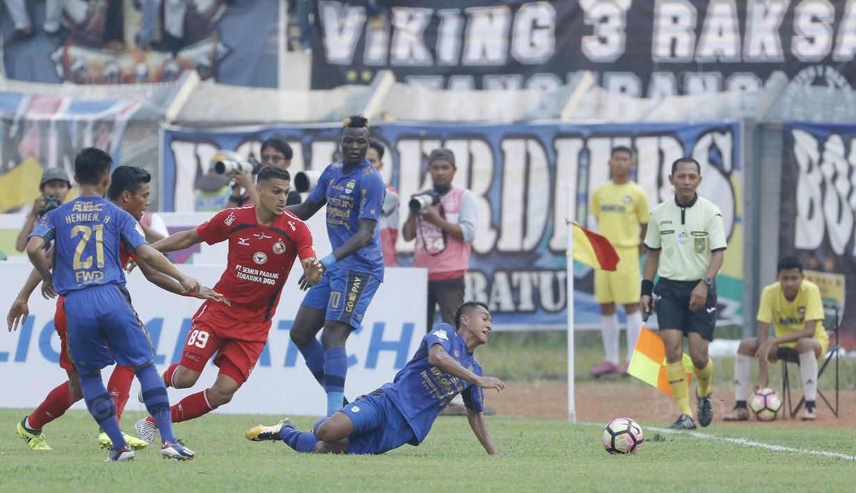 Gelandang Persib, Febri Hariyadi, terjatuh saat berusaha melewati pemain Semen Padang pada laga Liga 1 Indonesia di Stadion Si Jalak Harupat, Bandung, Sabtu, (9/9/2017). Persib ditahan imbang 2-2 oleh Semen Padang. (Bola.com/M Iqbal Ichsan)