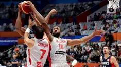 Dua pemain timnas basket Lebanon, Ali Haidar (kanan) dan Karim Zeinoun menahan laju pebasket Perancis pada penyisihan Grup H FIBA World Cup 2023 di Indonesia Arena, Gelora Bung Karno, Jakarta, Selasa (29/8/2023). (Liputan6.com/Helmi Fithriansyah)