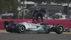 Aksi heroik pembalap Mercedes George Russell terjadi usai kecelakaan horor yang menimpa pembalap Alfa Romeo asal Cina, Zhou Guanyu. Meski rekor 100 persen selalu mencapai finisnya terhenti akibat tak diizinkan melakukan restart, toh aksi heroik dan respeknya terhadap sesama pembalap telah menuai decak kagum sepenjuru dunia. Seperti apa sih aksinya? Simak ya. (AP/Pool/Matt Dunham)
