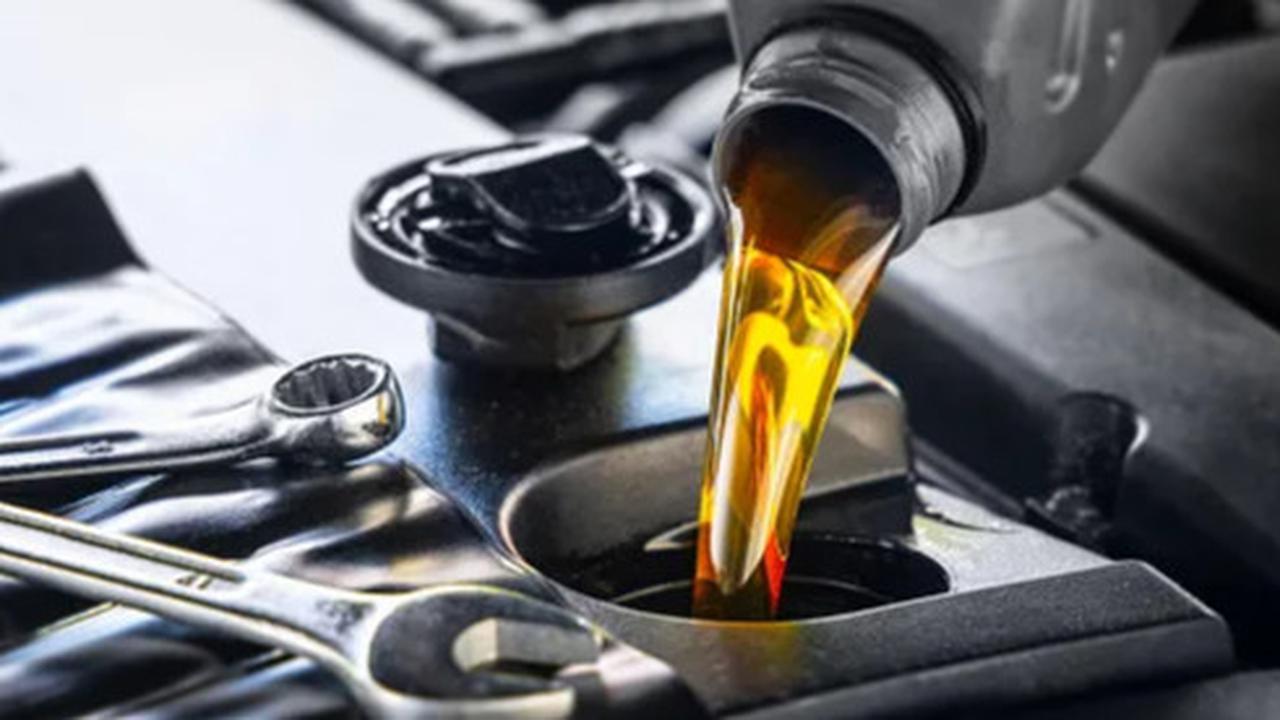 Tips Ganti Oli Mobil Sendiri, Ini Cara Membuang Oli Bekas dengan Benar