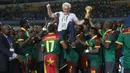 Para pemain Kamerun merayakan gelar juara Piala Afrika 2017 dengan mengangkat sang pelatih, Hugo Broos. (EPA/Gavin Barker)