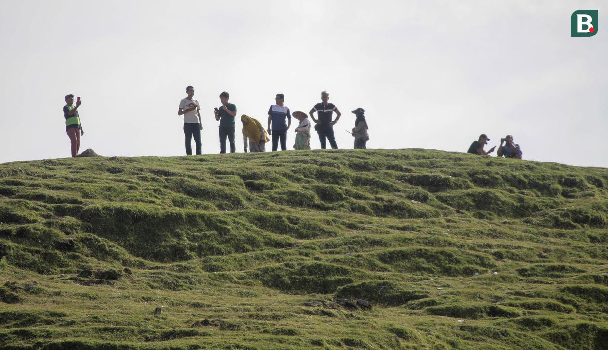 Hasil pertemuan Otoritas Keamanan Sirkuit Mandalika dengan penyelenggara MGPA dan pihak ITDC memperbolehkan warga untuk menonton dari balik bukit. (Bola.com/Yusuf Satria)