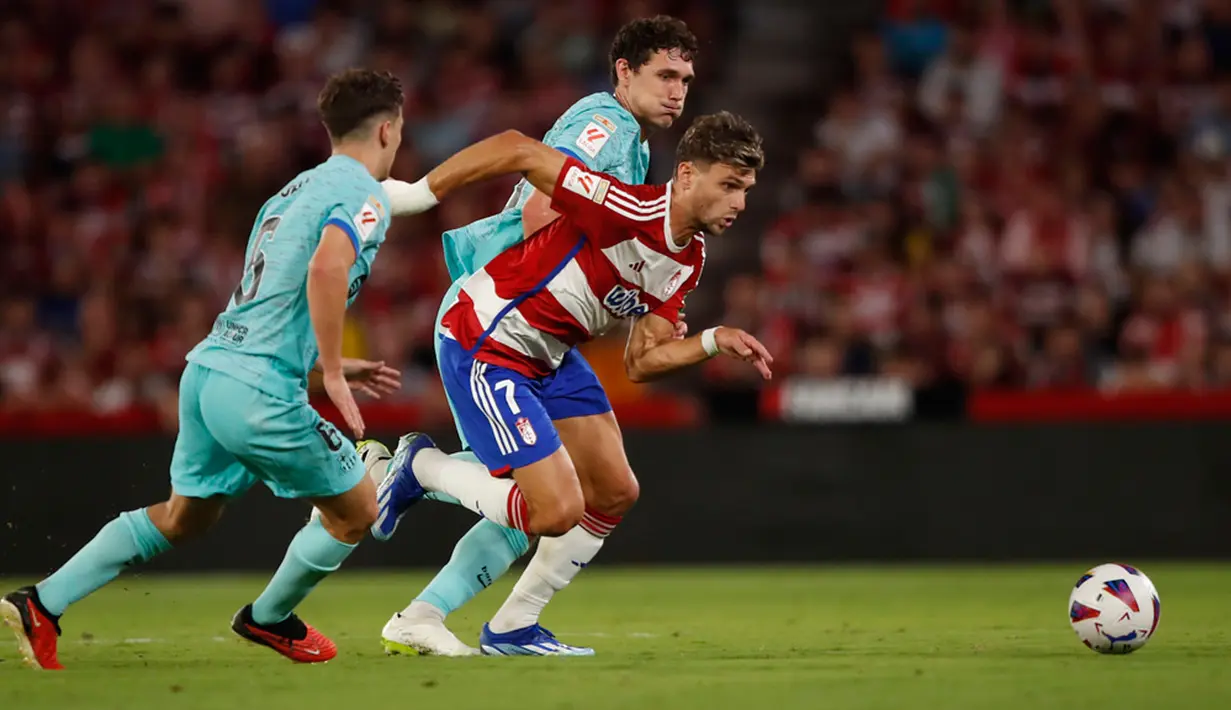 Granada sempat unggul dua gol lewat Bryan Zaragoza. Namun, keunggulan itu mampu dikejar tim tamu melalui gol Lamine Yamal dan Sergi Roberto. (AP Photo/Fermin Rodriguez)