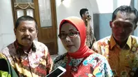 PLT Bupati Cirebon Selly A Gantina menetapkan status KLB terhadap peristiwa runtuhnya tembok sarang walet yang mengakibatkan 7 orang meninggal dunia. Foto (Liputan6.com / Panji Prayitno)