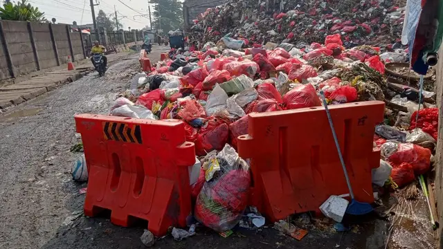 Sampah Menggunung di TPS Pasar Kemirimuka, Depok