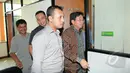 Terdakwa Presiden Direktur PT Sentul City, Kwee Cahyadi Kumala (kanan) saat akan mengikuti sidang lanjutan di Pengadilan Tipikor, Jakarta, Senin (30/3/2015). (Liputan6.com/Herman Zakharia)