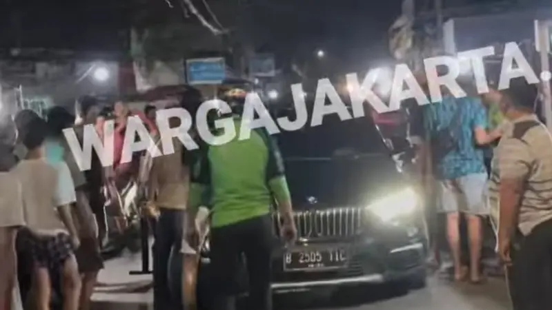 Viral di media sosial, satu unit mobil mewah BMW yang diamuk warga di kawasan Cengkareng, Jakarta Barat. (Tangkapan layar)