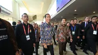 Di tengah penyelenggaraan Pertemuan Tahunan IMF - WB hari ke 5, Presiden Joko Widodo bersama beberapa Menteri Kabinet Kerja menyempatkan diri untuk meminum kopi yang disediakan oleh booth BRIKOPI