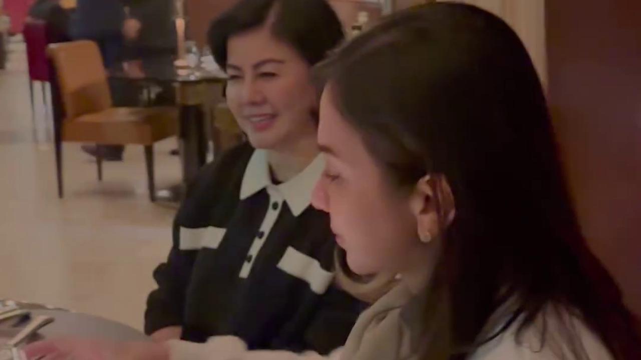 Raffi duduk bersama Nagita Slavina dan anak-anaknya. Rieta Amilia dan Desiree Tarigan juga ada di meja yang sama.