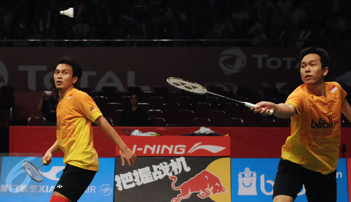 Ganda putra Indonesia, M Ahsan/Hendra Setiawan mengarahkan bola ke arah Marcus Ellis/Chris Langridge (Inggris) di Total BWF World Championships 2015 di Jakarta, Jumat (14/8/2015). Ahsan/Hendra unggul 21-16 22-20. (Liputan6.com/Helmi Fithriansyah)