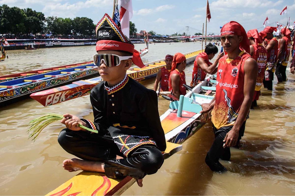 Foto: Aksi Penari Cilik Dika Warnai Semarak Pacu Jalur di Sungai Kuantan
