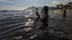 Pemuja dewi laut Yemanja menempatkan persembahan bunga di perairan pantai Arpoador selama perayaan tahunan di Rio de Janeiro, Brasil, Kamis, 2 Februari 2023. Dalam kepercayaan Afro-Brasil, Yemanja diyakini sebagai representasi dewi laut yang cantik jelita. (AP Photo/Bruna Prado)