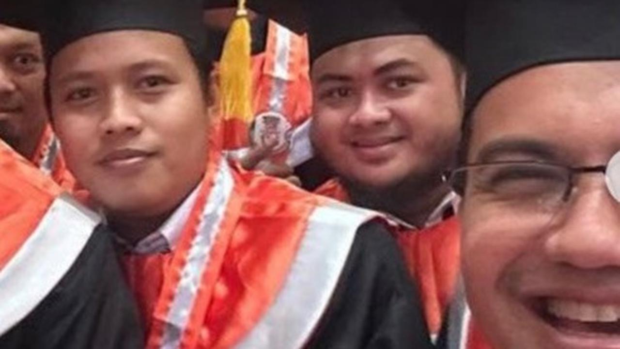 Ini potret Sahrul Gunawan bareng teman-temannya. Raut bahagia terpancar di wajah Sahrul Gunawan.