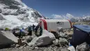Pendaki menunggu antrean untuk menemui dokter di klinik tenda Everest ER di Everest Base Camp, sekitar 140 Km timur laut Kathmandu, Nepal, 24 April 2018. (PRAKASH MATHEMA/AFP)