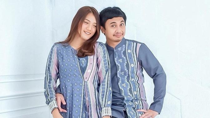 7 Potret Raditya Dika dan Anissa Aziza Pakai Baju Couple, Serasi - Vimarsana News