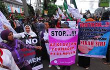 Dipasang kawat berduri, ratusan massa marah dengan polisi